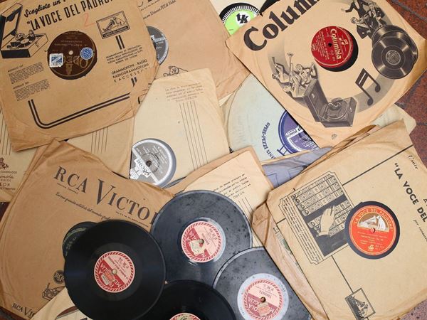 Vinyl records lot  (Columbia, The Master's Voice and others)  - Auction Furniture and Paintings from the Ancient Fattoria Franceschini, partly from Villa I Pitti - Maison Bibelot - Casa d'Aste Firenze - Milano