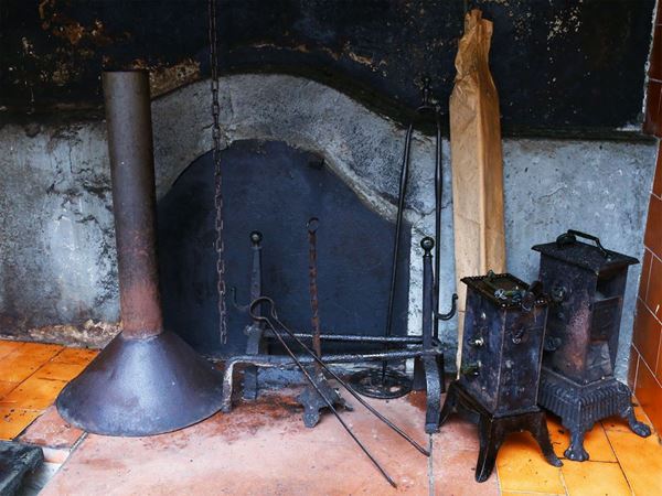Lot of fireplace and kitchen accessories and curiosities  (19th / 20th century)  - Auction Furniture and Paintings from the Ancient Fattoria Franceschini, partly from Villa I Pitti - Maison Bibelot - Casa d'Aste Firenze - Milano