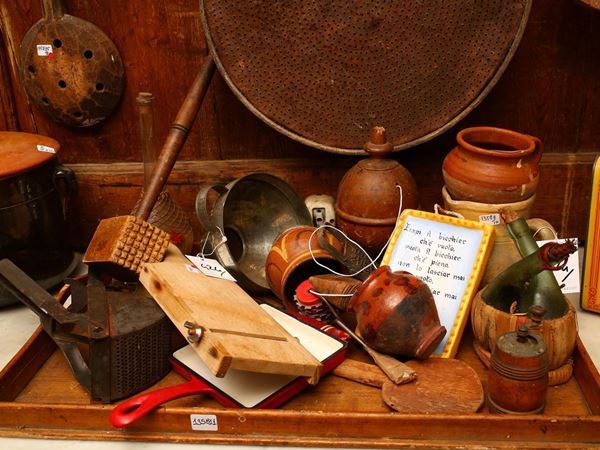 Miscellaneous kitchen utensils and curiosities  - Auction Furniture and Paintings from the Ancient Fattoria Franceschini, partly from Villa I Pitti - Maison Bibelot - Casa d'Aste Firenze - Milano