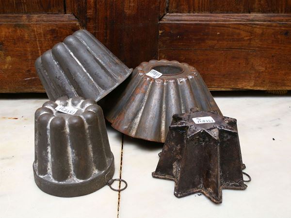 Four metal pudding molds  - Auction Furniture and Paintings from the Ancient Fattoria Franceschini, partly from Villa I Pitti - Maison Bibelot - Casa d'Aste Firenze - Milano