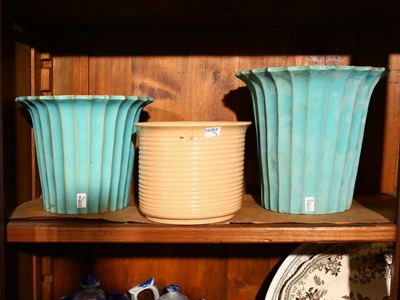 Tre Portavasi in Terracotta Smaltata nei Toni del Turchese e del Beige
