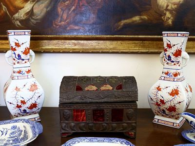 Coppia di Vasi in Porcellana Policroma