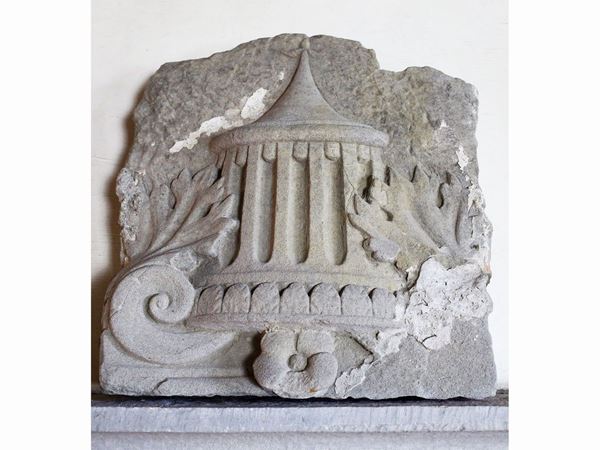 Frammento in pietra serena  (XVII secolo)  - Asta Arredi e Dipinti Antichi da una villa a Fiesole - Maison Bibelot - Casa d'Aste Firenze - Milano