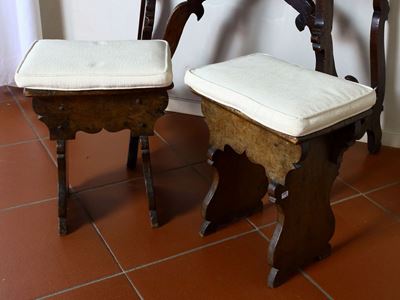 Coppia di Piccoli Sgabelli in Noce