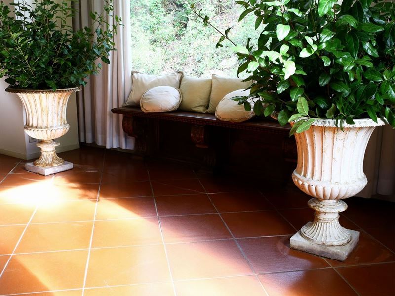 Coppia di Grandi Vasi da Giardino in Ghisa Patinata
