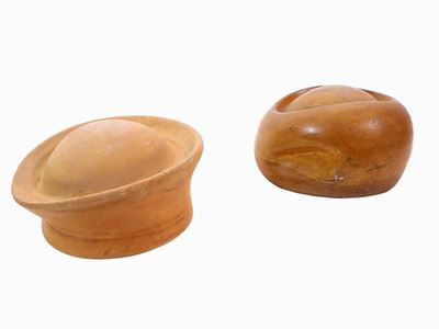 Due Stampi per Cappelli in Legno Tenero