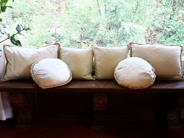 Miscellaneous of six pillows  - Auction Furniture and Paintings from a villa in Fiesole (FI) - Maison Bibelot - Casa d'Aste Firenze - Milano