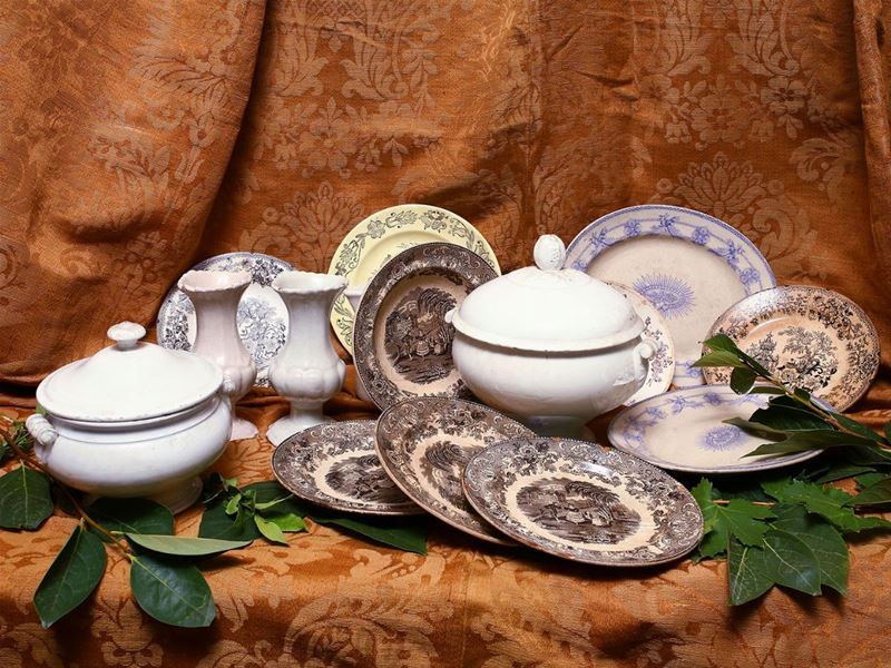 Miscellanea di Accessori e Piatti in Terraglia e Porcellana