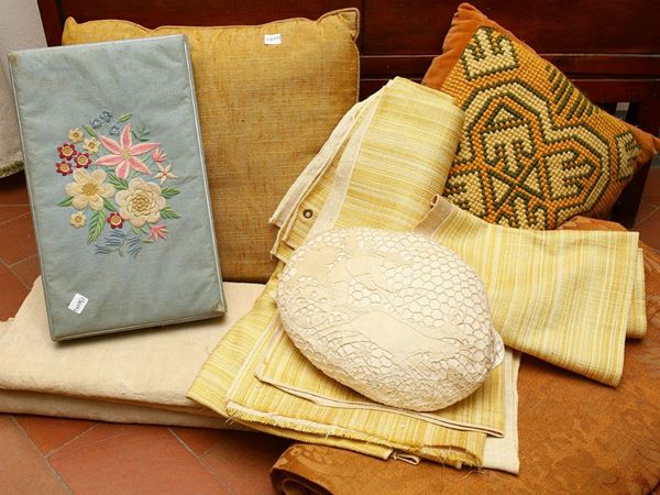 Miscellaneous of fabrics  - Auction Tuscan style: curiosities from a country residence - Maison Bibelot - Casa d'Aste Firenze - Milano