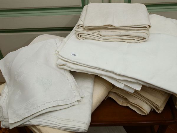 Miscellanea di tessuti da corredo per lenzuola e tovaglie