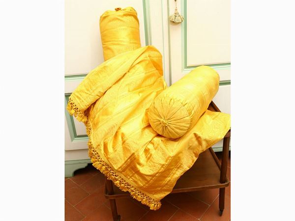 Bedspread in golden yellow striped silk moiré