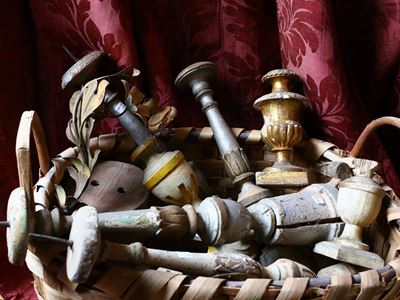 Lotto di Curiosità D'epoca in Legno Intagliato e Dorato