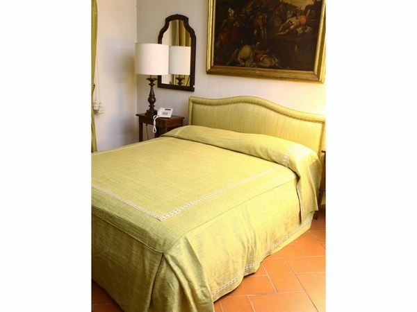 Double bed upholstered in mustard-colored bouclè fabric