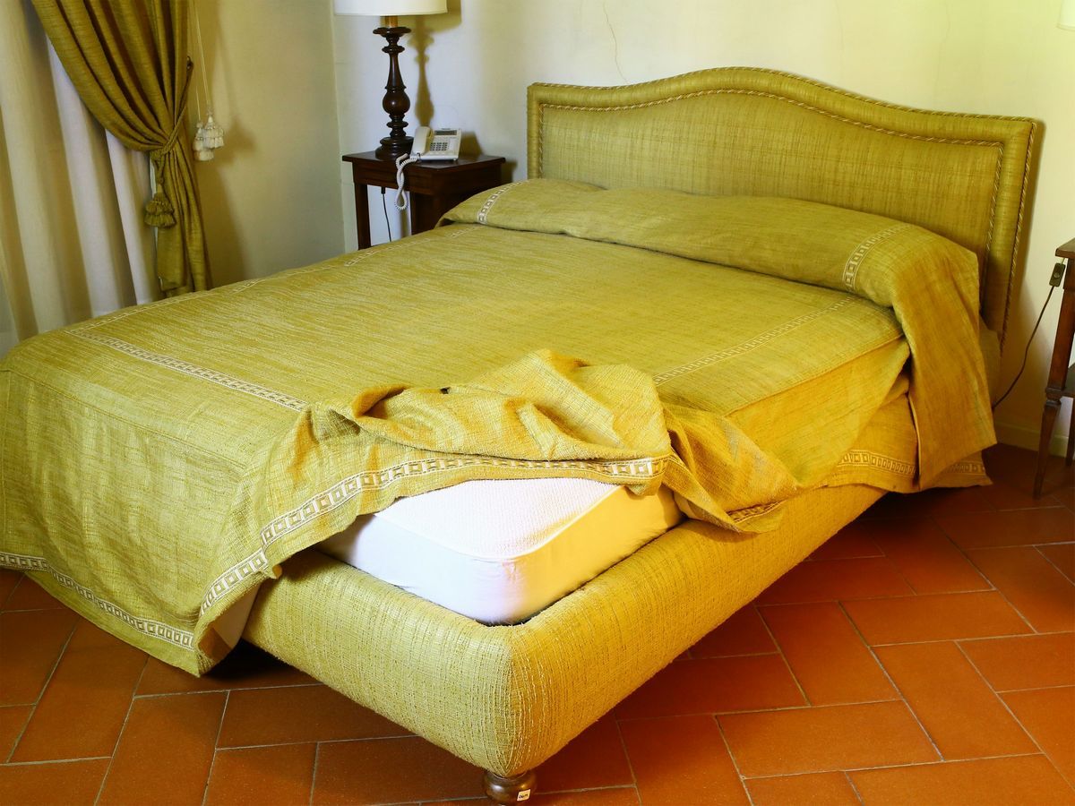 Letto Matimoniale Rivestito in Tessuto Bouclè Color Senape
