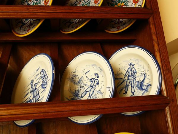 Serie di sei piatti in ceramica