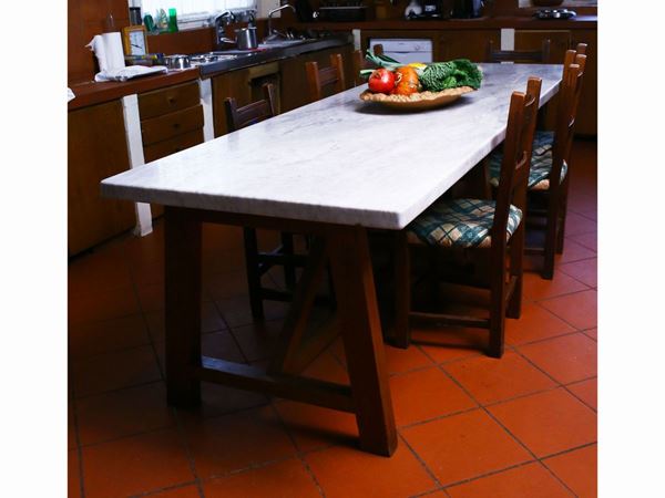 Grande tavolo da cucina in marmo bianco e legno tenero