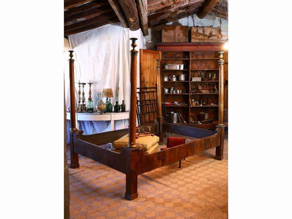 Walnut and walnut feather veneer bed  (Tuscany, beginning of  19th century)  - Auction Furniture and Paintings from the Ancient Fattoria Franceschini, partly from Villa I Pitti - Maison Bibelot - Casa d'Aste Firenze - Milano