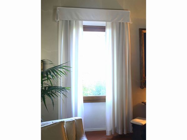 Curtains in white blend