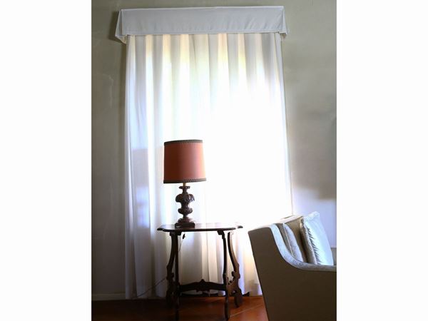 Curtains in white blend