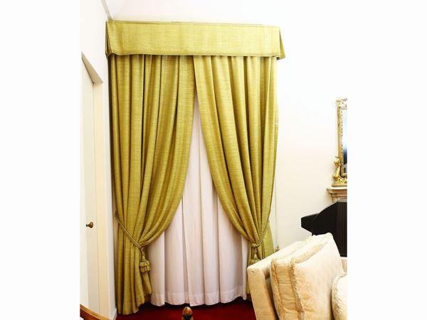 Curtains in mustard-colored boucle fabric  - Auction Furniture and Paintings from a villa in Fiesole (FI) - Maison Bibelot - Casa d'Aste Firenze - Milano