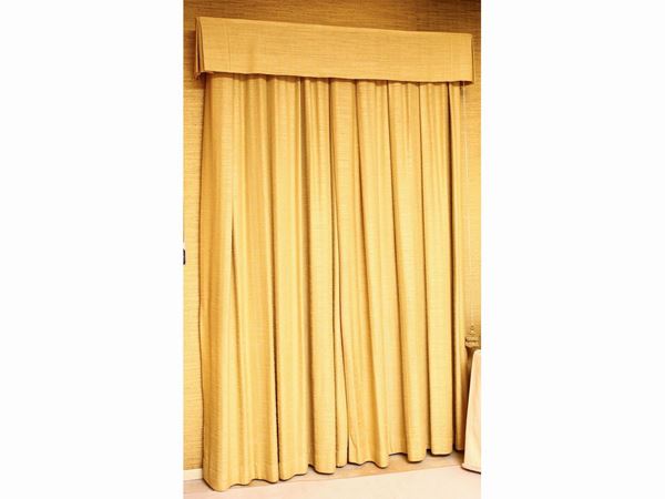 Curtains in mustard-colored boucle fabric  - Auction Furniture and Paintings from a villa in Fiesole (FI) - Maison Bibelot - Casa d'Aste Firenze - Milano