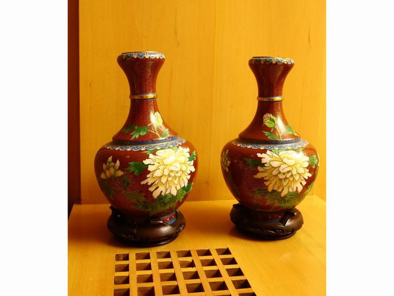 Coppia di Vasi in Metallo Cloisonnè