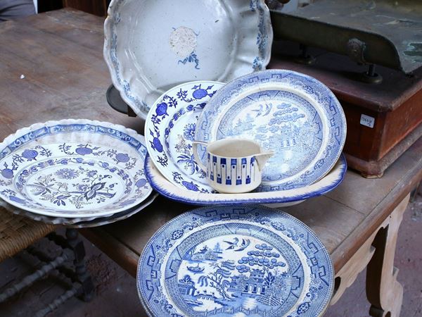 Miscellanea di piatti in ceramica e maiolica