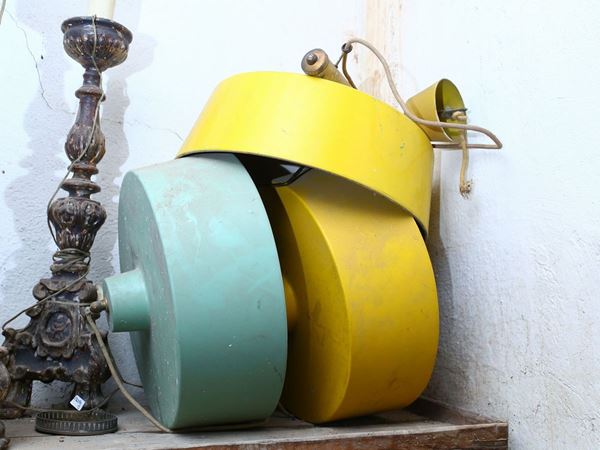 Serie di tre lampadari in metallo laccato