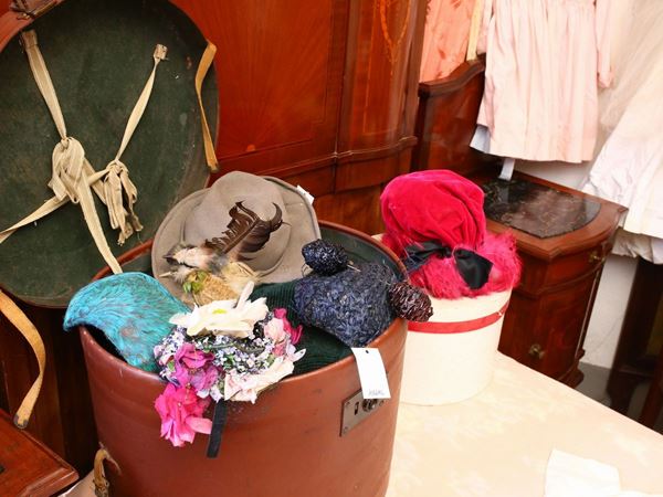 Vintage hats lot  - Auction Furniture and Paintings from the Ancient Fattoria Franceschini, partly from Villa I Pitti - Maison Bibelot - Casa d'Aste Firenze - Milano