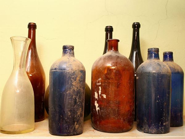 Raccolta di bottiglie d'epoca in vetro colorato
