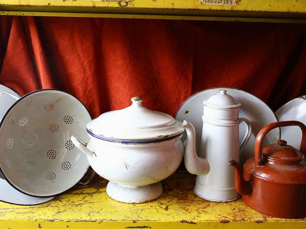 Lot of enamel kitchen curios  (early 20th century)  - Auction Tuscan style: curiosities from a country residence - Maison Bibelot - Casa d'Aste Firenze - Milano