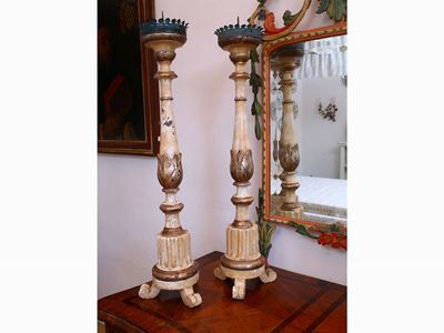 Coppia di Candelieri in Legno Intagliato, Laccato e Dorato