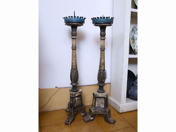 Coppia di candelieri in legno intagliato e laccato