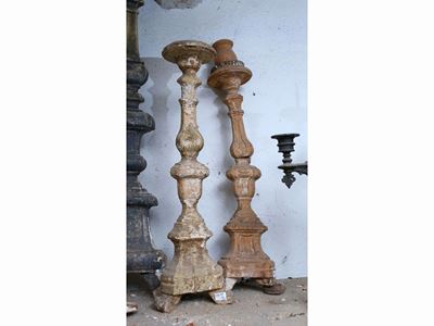 Coppia di Candelieri in Legno Intagliato