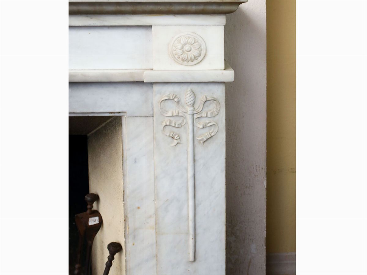 Piccolo Camino in Marmo Bianco