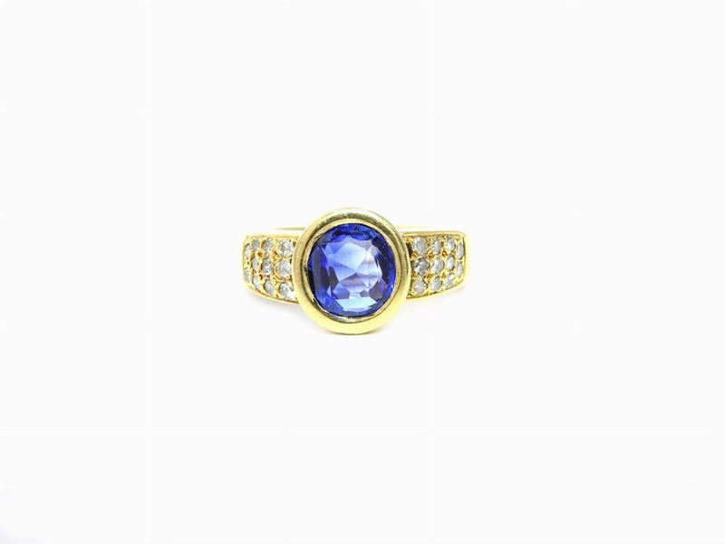 Anello in Oro Giallo con Diamanti e Zaffiro