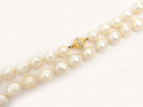 Collana di perle South Sea barocche con fermezza in oro giallo e diamanti