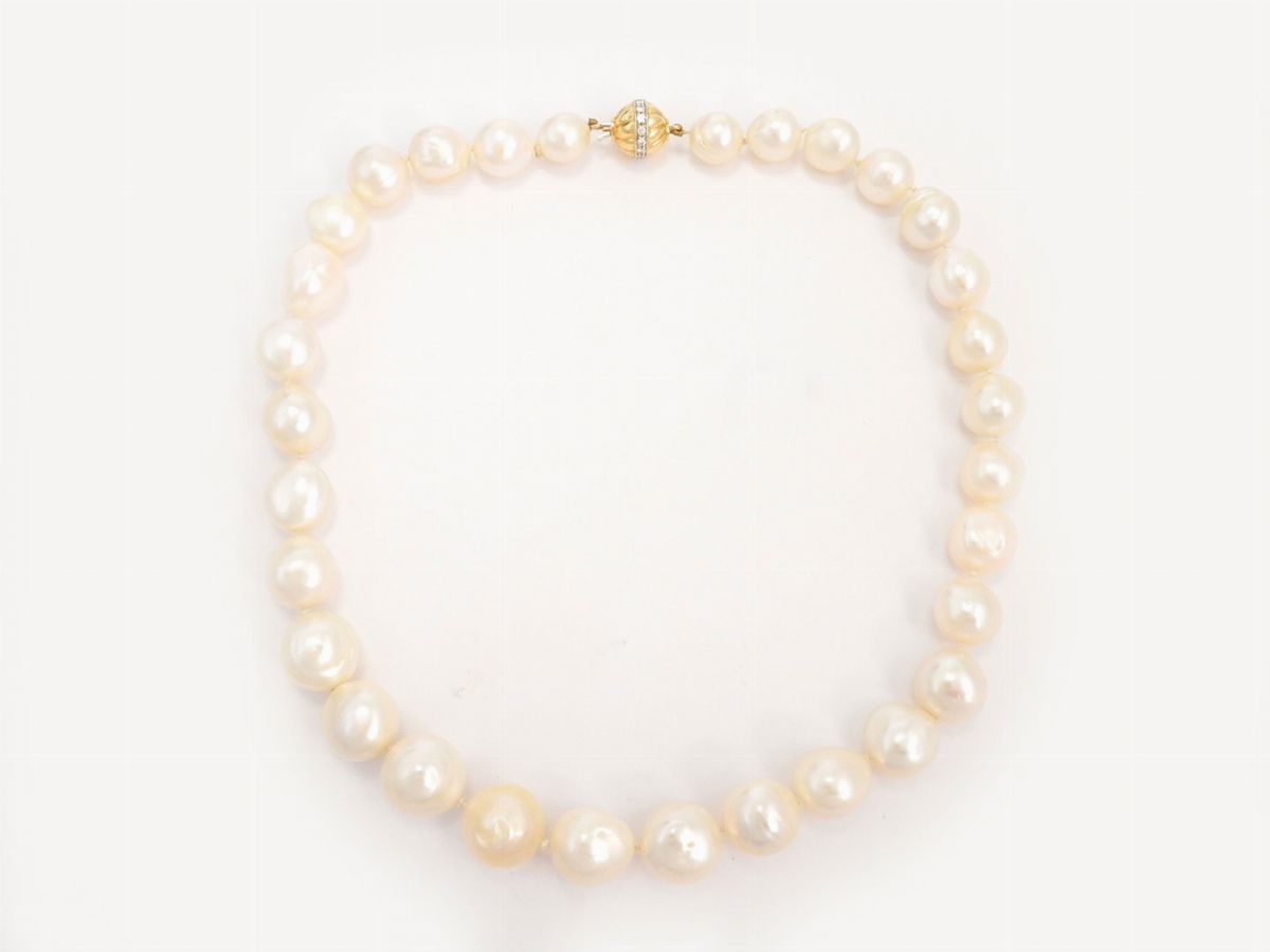 Collana di Perle South Sea Barocche con Fermezza in Oro Giallo e Diamanti