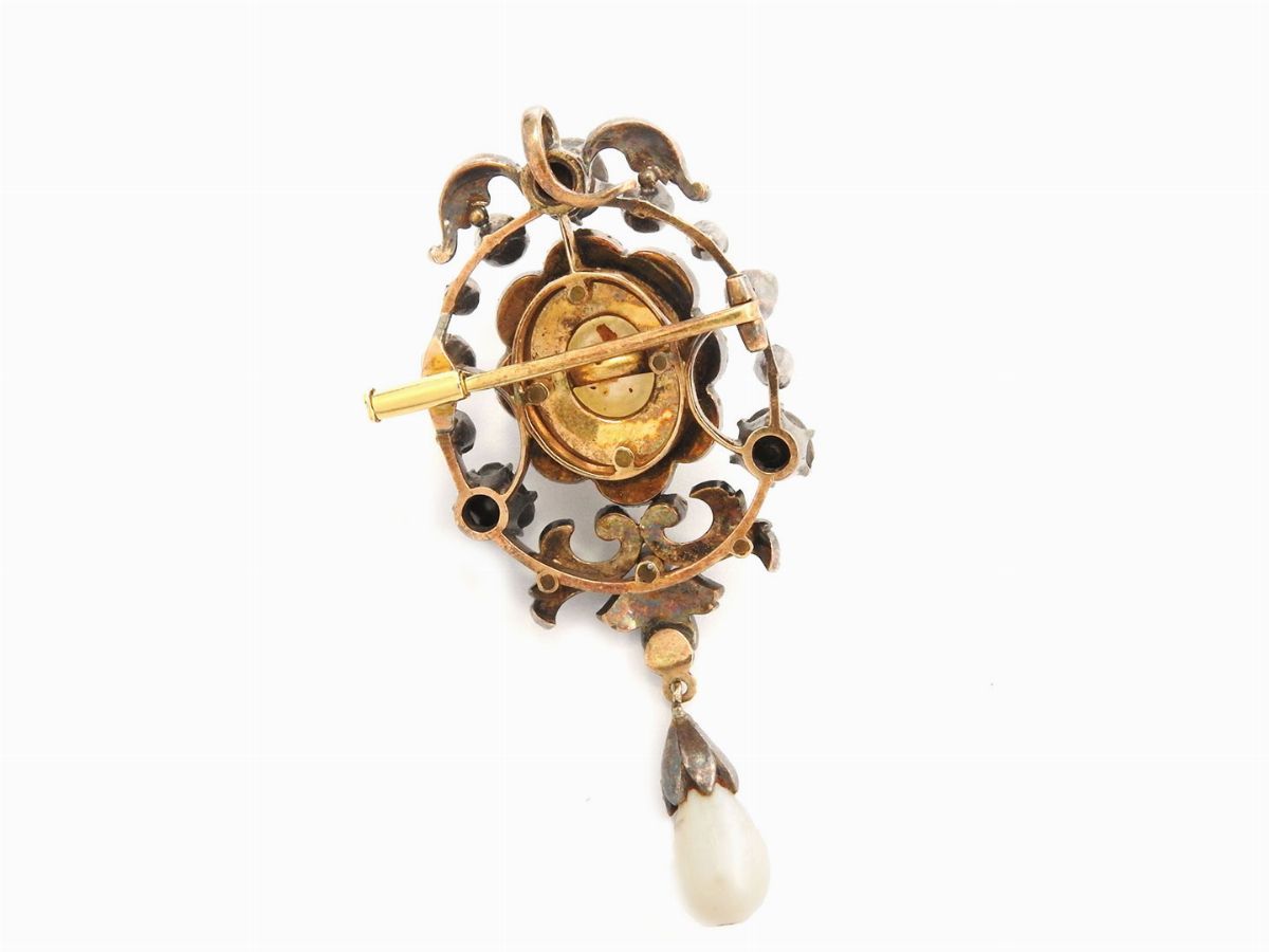 Pendente Spilla in Oro Giallo e Argento con Diamanti Foilbacked e Perle Probabilmente Naturali