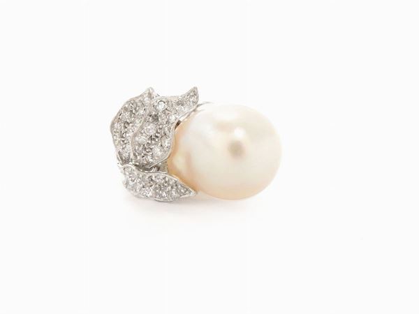 Anello in oro bianco con diamanti e perla coltivata South Sea