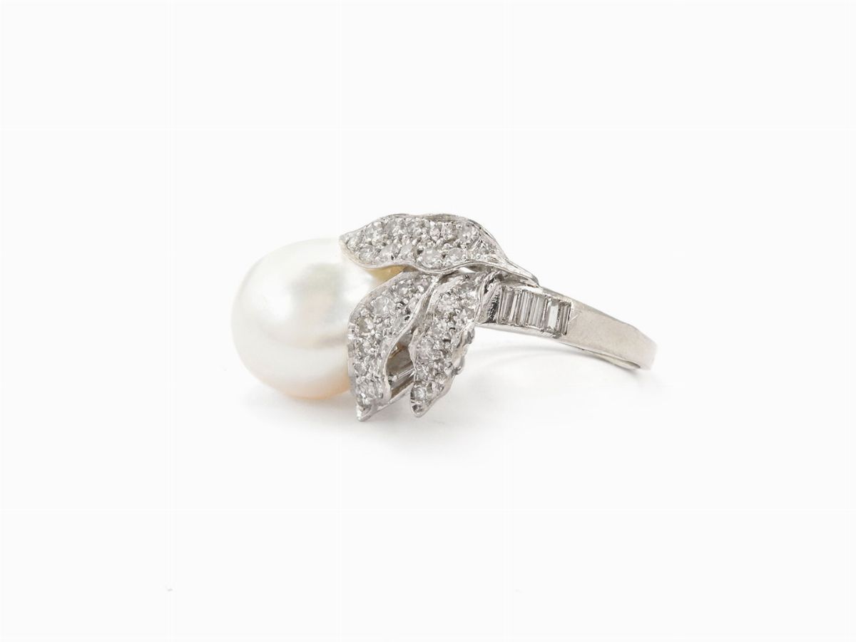 Anello in Oro Bianco con Diamanti e Perla Coltivata South Sea