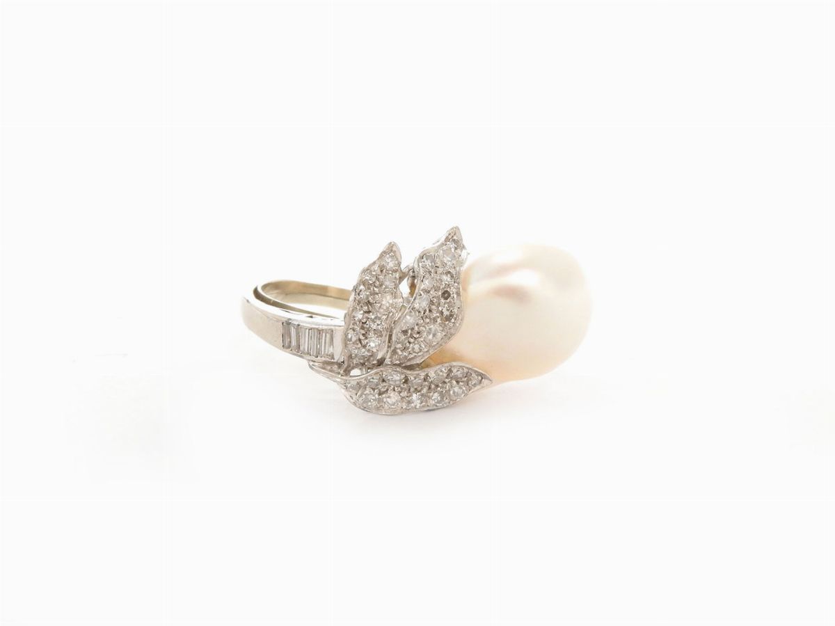 Anello in Oro Bianco con Diamanti e Perla Coltivata South Sea