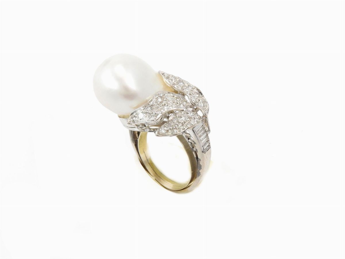 Anello in Oro Bianco con Diamanti e Perla Coltivata South Sea