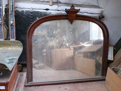 Caminiera con Cornice Impiallacciata in Radica