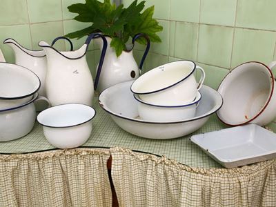 Miscellanea di Accessori in Smalto per Sala da Bagno