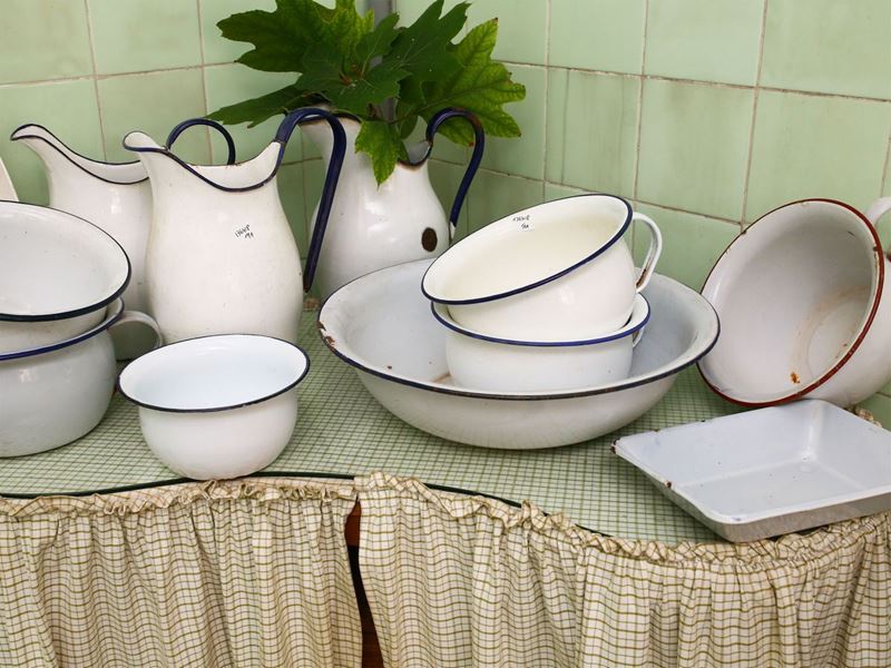 Miscellanea di Accessori in Smalto per Sala da Bagno