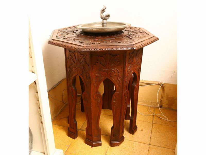 Tavolino in Legno Tenero di Gusto Orientale