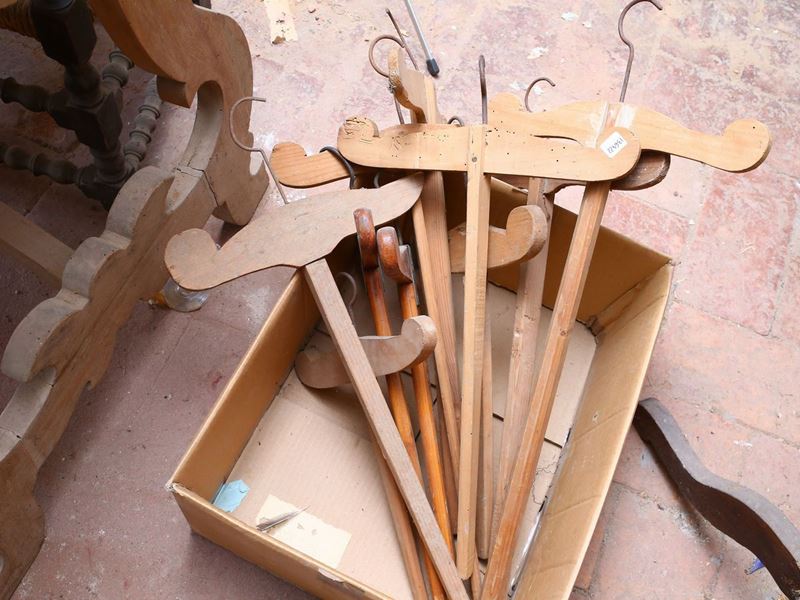 Grande Lotto di Stampelle per Abiti in Legno