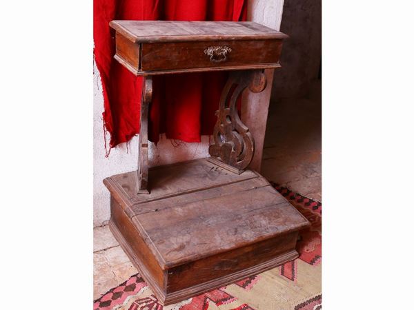 Walnut kneeler  (late eighteenth century)  - Auction Furniture and Paintings from the Ancient Fattoria Franceschini, partly from Villa I Pitti - Maison Bibelot - Casa d'Aste Firenze - Milano