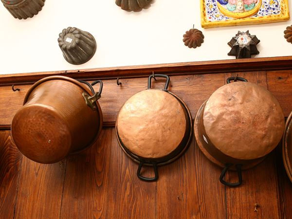 Three copper pots  - Auction Furniture and Paintings from the Ancient Fattoria Franceschini, partly from Villa I Pitti - Maison Bibelot - Casa d'Aste Firenze - Milano